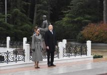 President Ilham Aliyev, first lady Mehriban Aliyeva visit grave of national leader Heydar Aliyev (PHOTO)