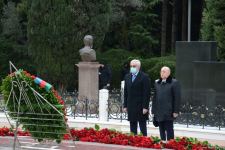 Azerbaijani public honoring memory of great leader Heydar Aliyev (PHOTOS)