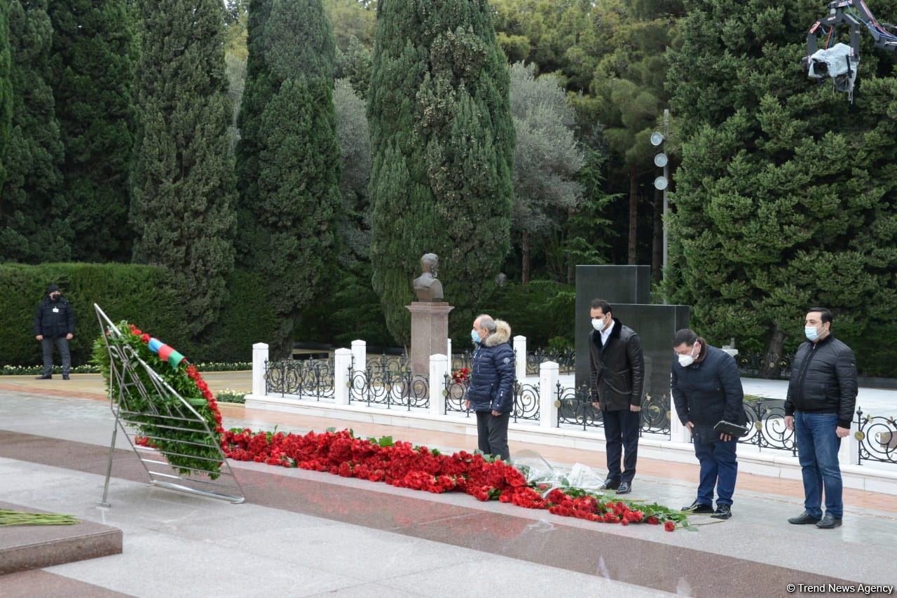 Azərbaycan ictimaiyyəti ulu öndər Heydər Əliyevin xatirəsini yad edir (FOTO)