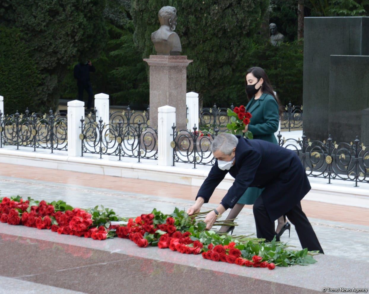 Общественность Азербайджана чтит память великого лидера Гейдара Алиева (ФОТО)