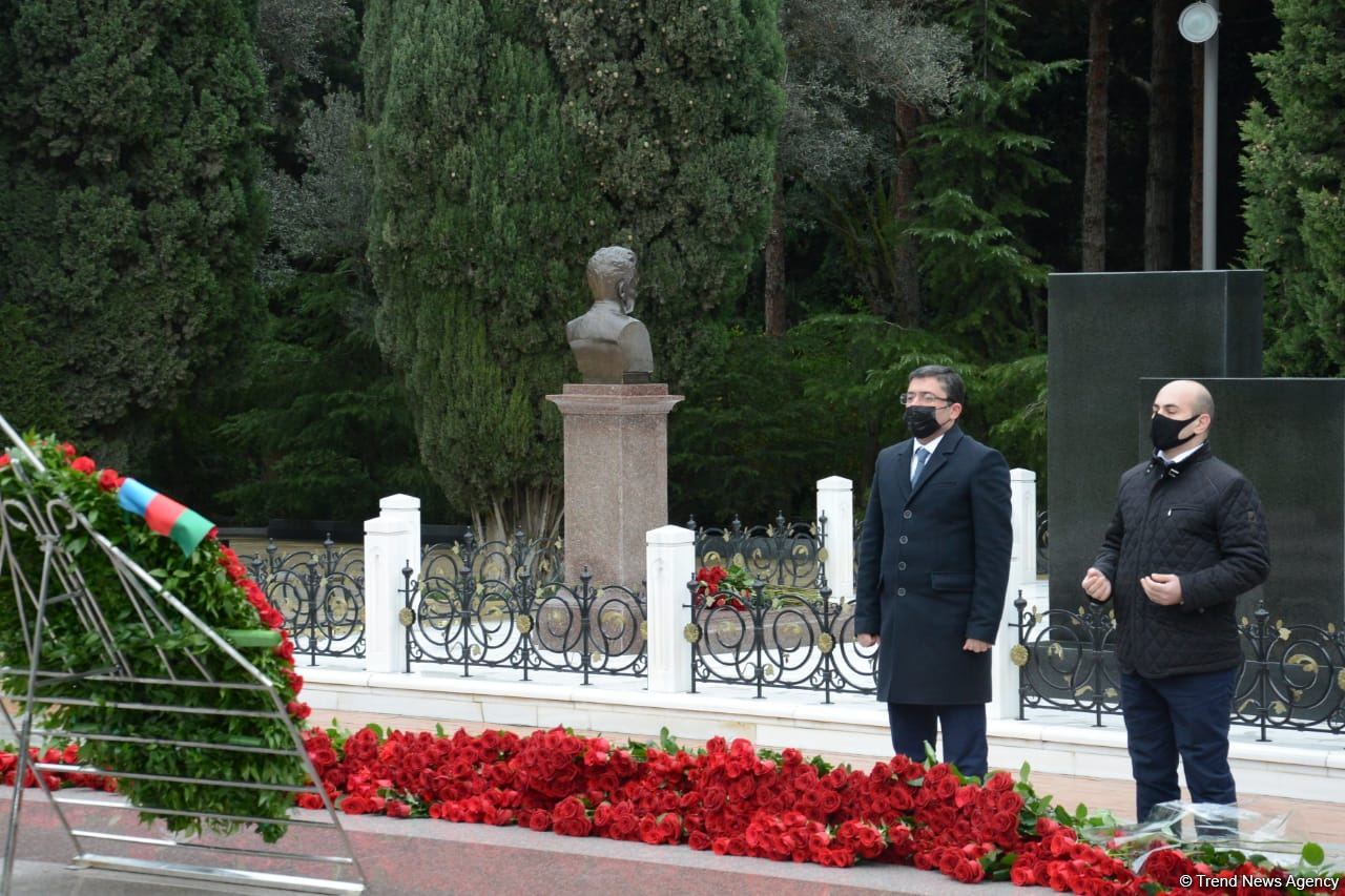 Azerbaijani public honoring memory of great leader Heydar Aliyev (PHOTOS)