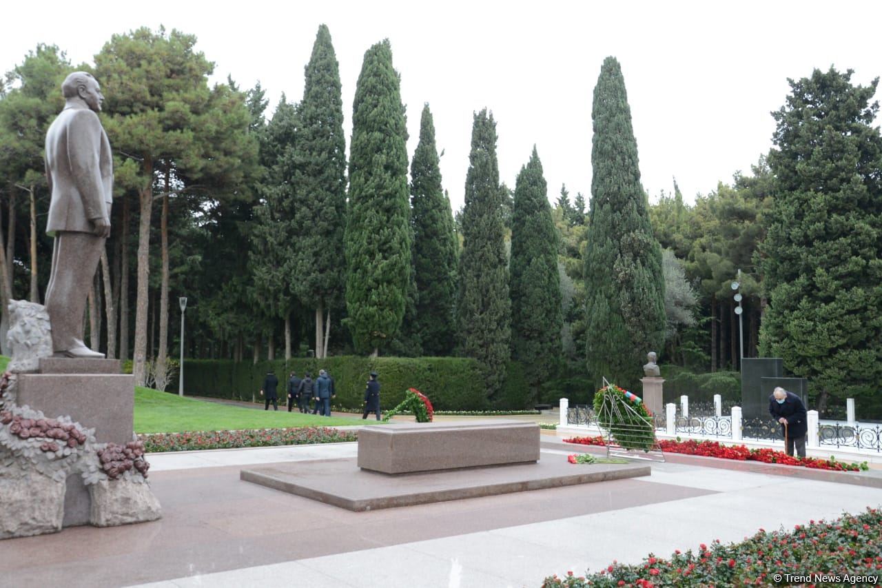 Azerbaijani public honoring memory of great leader Heydar Aliyev (PHOTOS)