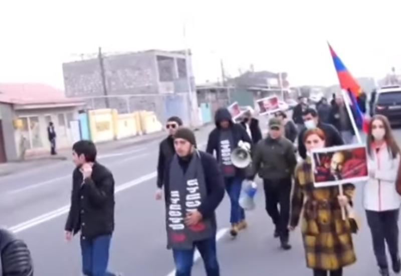Etirazçılar Yerevanda aeroporta gedən yolu bağlayıblar - Baş nazirin istefasını tələb edirlər