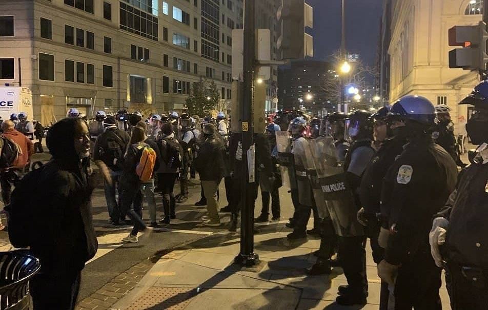 Полиция в Вашингтоне вытеснила митингующих из кварталов рядом с Белым домом