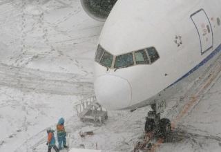В Мадриде сильный снегопад парализовал работу аэропорта