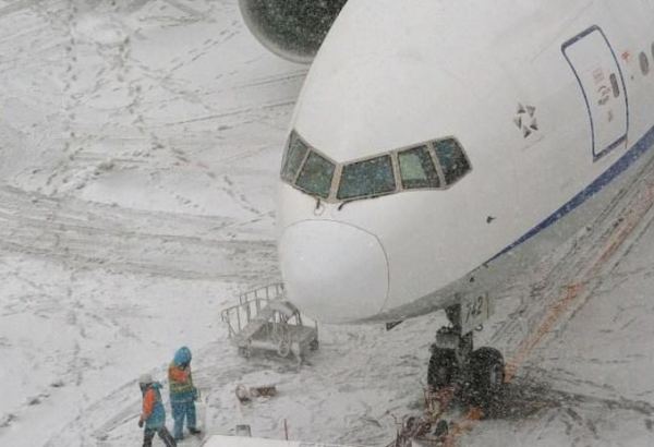В Японии из-за сильных снегопадов отменили более 100 авиарейсов