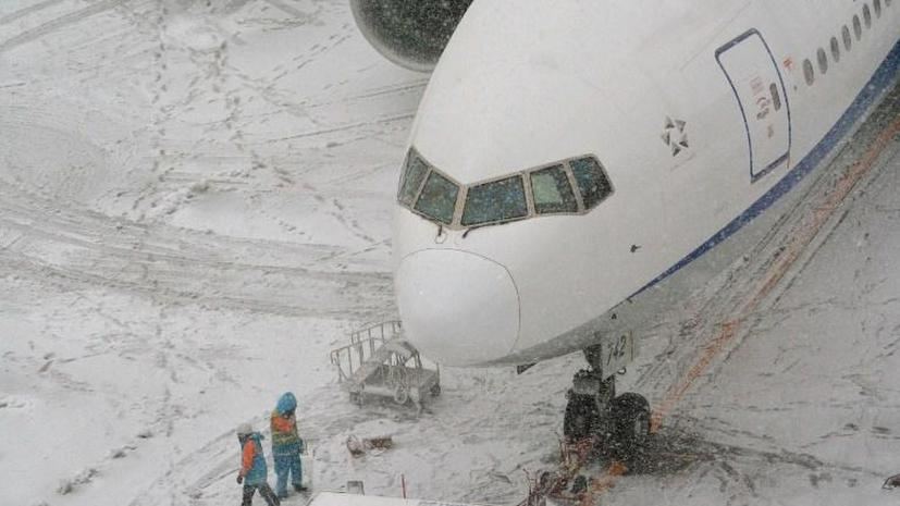 В Мадриде сильный снегопад парализовал работу аэропорта