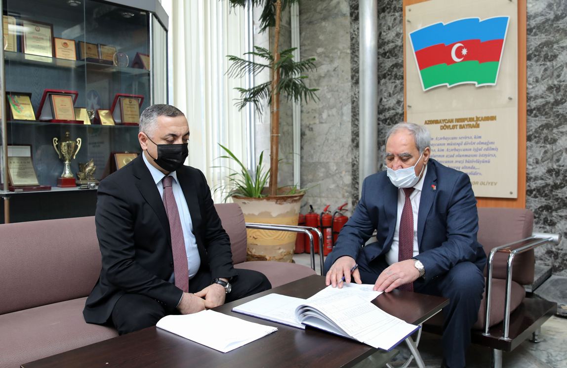 Пяти политическим партиям Азербайджана вручены ключи от офисов (ФОТО)