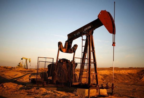 Нефть дорожает на ослаблении доллара