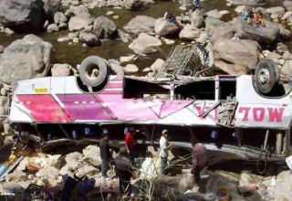 В Боливии автобус упал в овраг с высоты 150 м