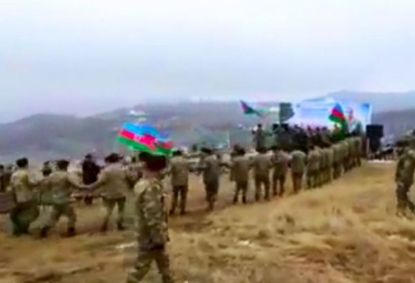 Азербайджанские солдаты танцуют "Яллы" на Джыдыр дюзю в Шуше, звучит "Баяты Шираз" (ВИДЕО)