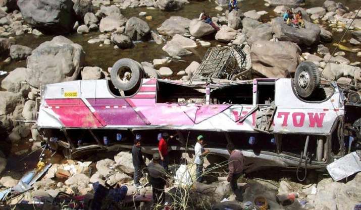 Boliviyada avtobus uçurumdan düşdü, çox sayda ölən və yaralanan var