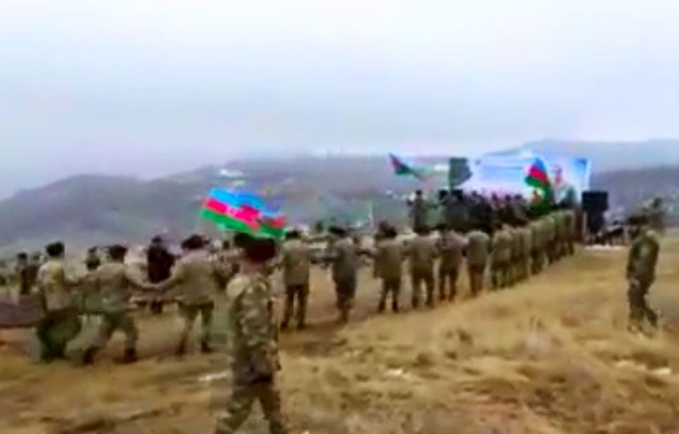 Азербайджанские солдаты танцуют "Яллы" на Джыдыр дюзю в Шуше, звучит "Баяты Шираз" (ВИДЕО)