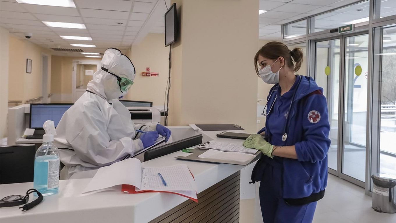 Rusiyada koronavirusdan 800-ə yaxın yeni ölüm qeydə alınıb