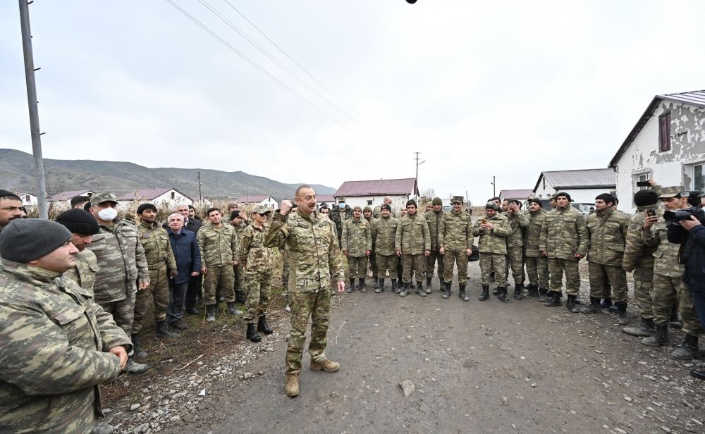 Президент Ильхам Алиев встретился с военнослужащими в селе Ханлыг Губадлинского района (ФОТО)