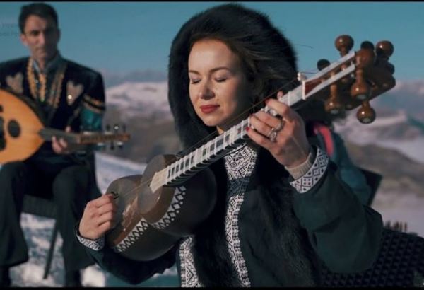 Потрясающее исполнение украинской песни "Щедрик" на азербайджанских национальных инструментах на вершине  Кавказа (ВИДЕО)