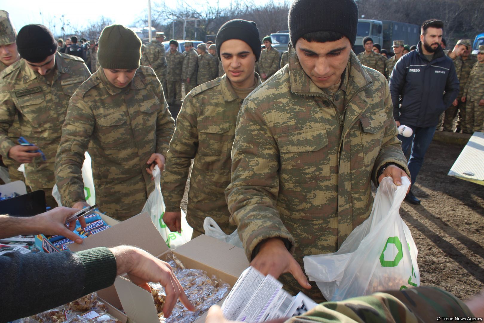 Фонд Гейдара Алиева и сеть супермаркетов Bravo доставили гостинцы солдатам в Агдаме (ФОТО)