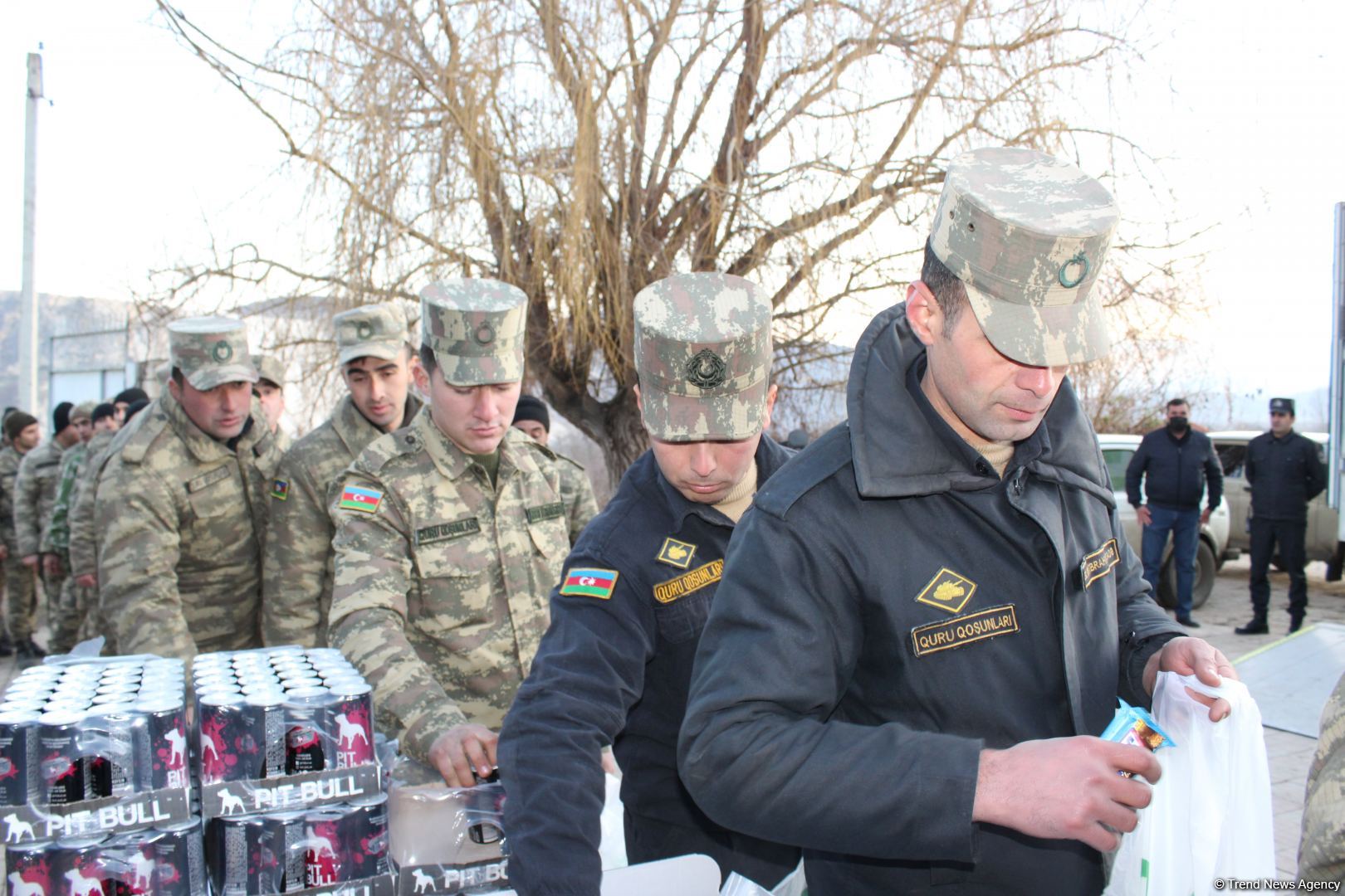 Фонд Гейдара Алиева и сеть супермаркетов Bravo доставили гостинцы солдатам в Агдаме (ФОТО)