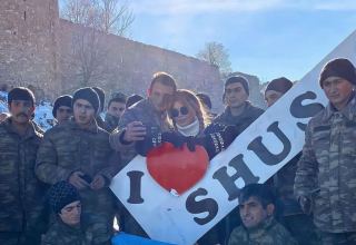 Народная артистка Айгюн Кязымова и азербайджанские солдаты передают привет из города Шуша (ВИДЕО/ФОТО)