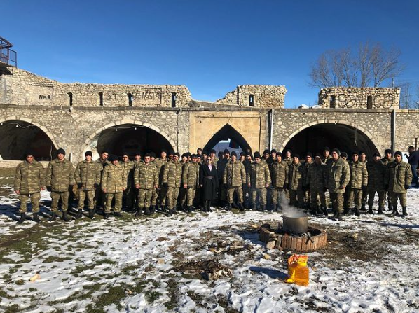 Севда Алекперзаде и азербайджанские солдаты исполнили в городе Шуша народную песню "Сары гялин" (ФОТО/ВИДЕО)