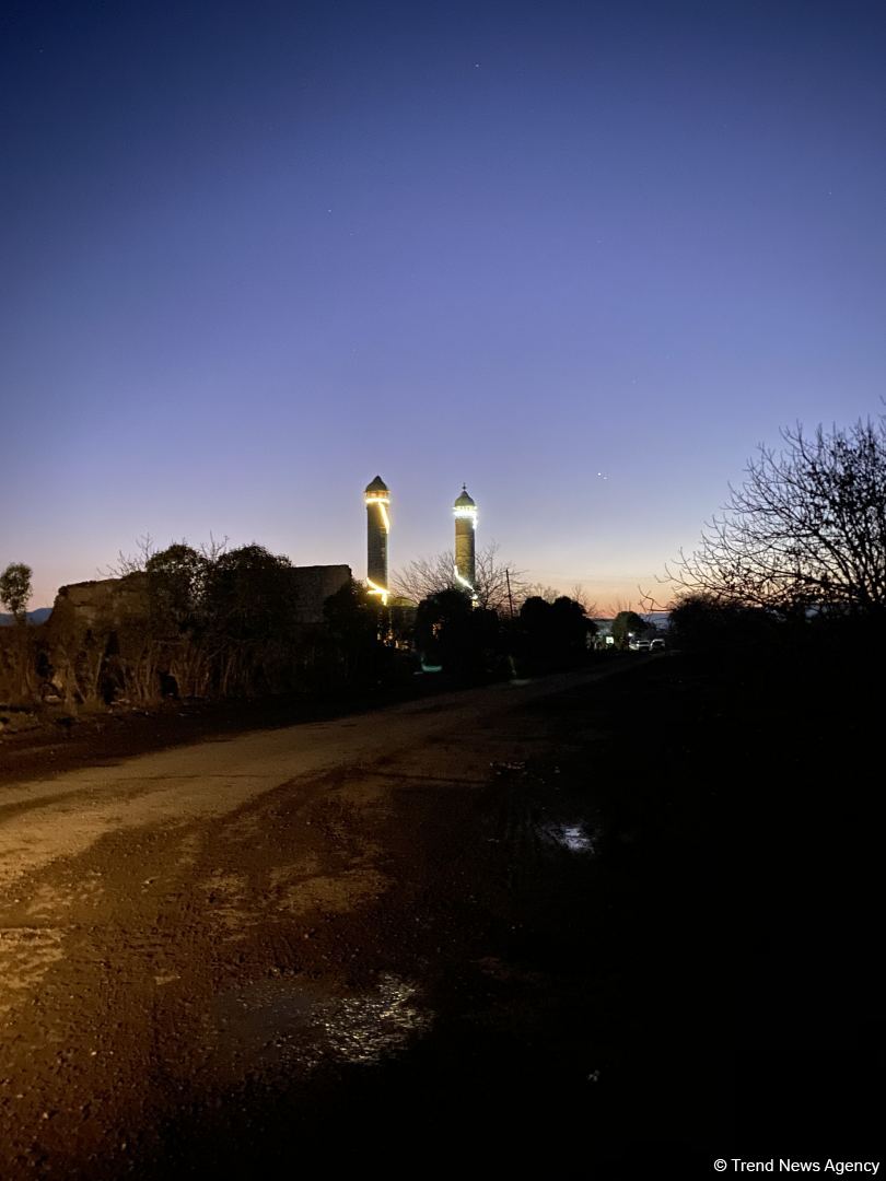 Ночной вид на Агдамскую Джума-мечеть  (ФОТО)