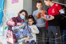 «Волонтеры Azercell» и их друзья исполнили мечты детей о подарках! (ФОТО)