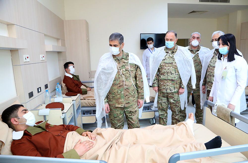По случаю праздников Министр обороны Азербайджана посетил военный госпиталь (ФОТО/ВИДЕО)
