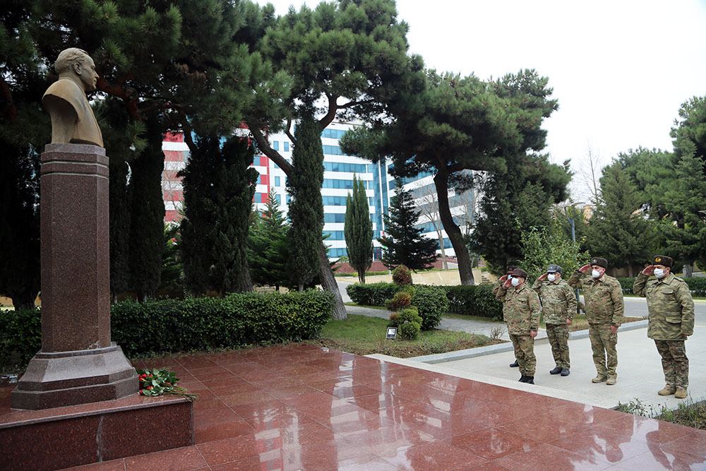 По случаю праздников Министр обороны Азербайджана посетил военный госпиталь (ФОТО/ВИДЕО)