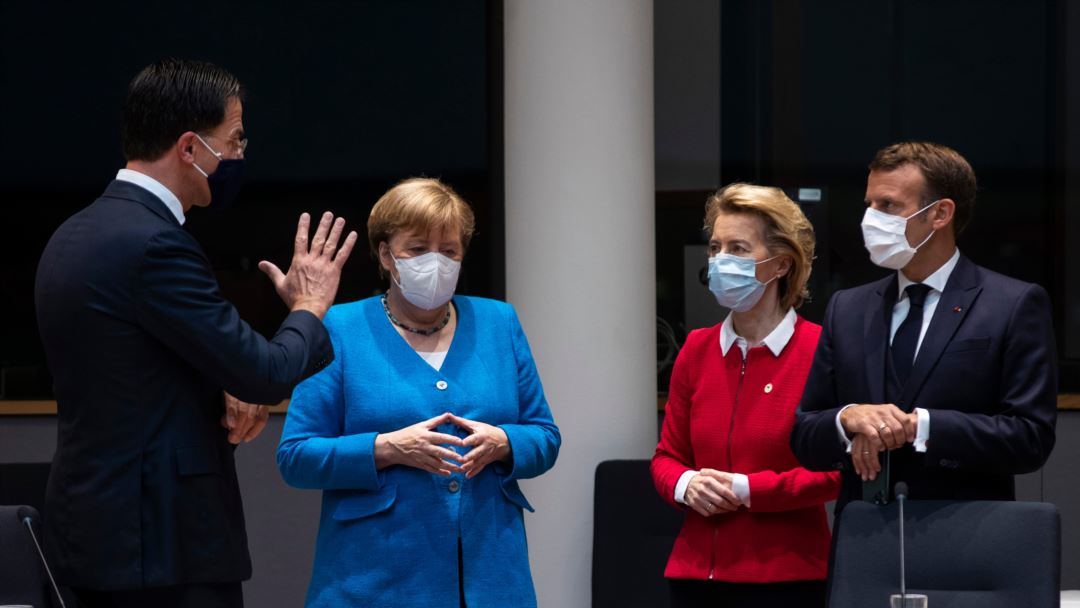 Макрон, Меркель и фон дер Ляйен привержены общеевропейскому подходу к вакцинации