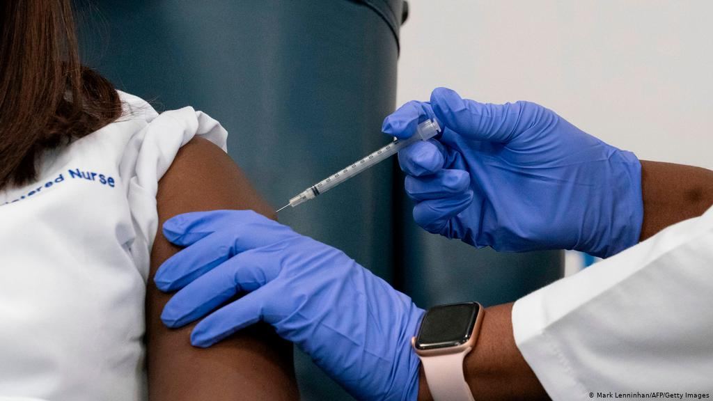 Бразильянка заразилась коронавирусом, не дождавшись второй дозы вакцины