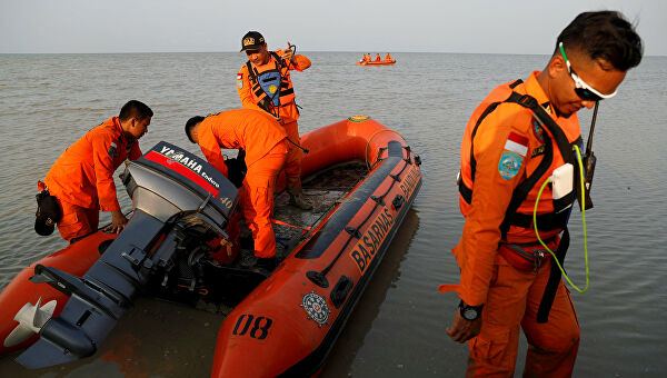 Спасатели Индонезии обнаружили фрагменты тел находившихся на борту разбившегося Boeing