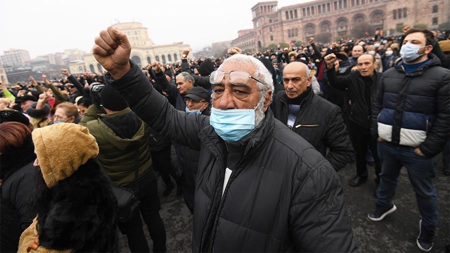 Десятки тысяч человек вышли на акцию протеста в Ереване