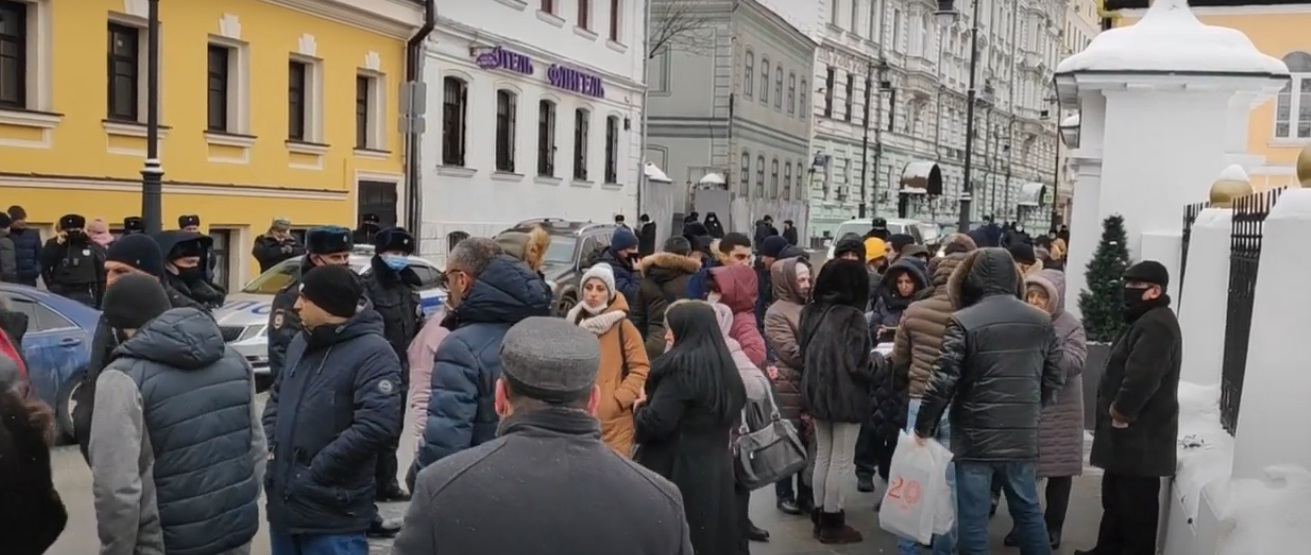 Dozens of people demanding Pashinyan's resignation rallying in Moscow