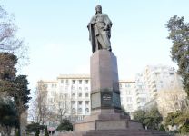 История создания знаменитого памятника Низами Гянджеви в Баку – интересные факты (ФОТО)