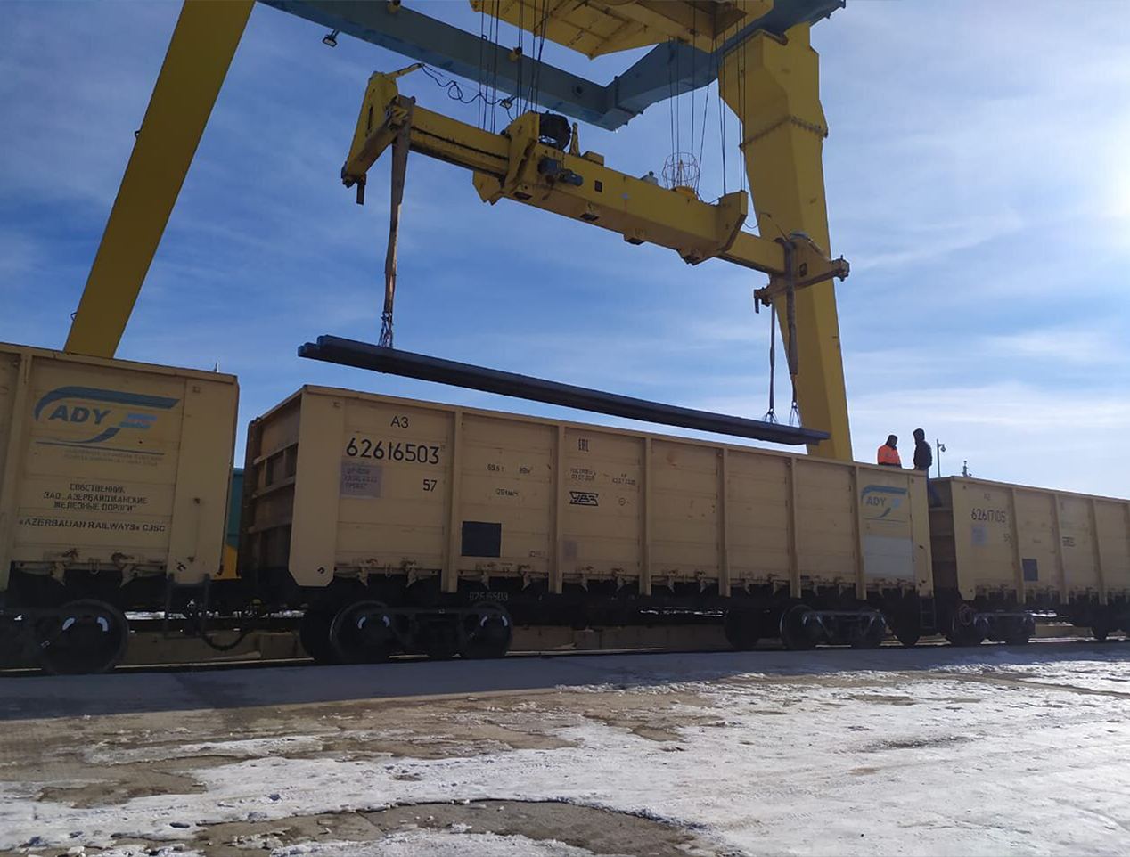 Азербайджан начал транспортировку металлоконструкций по БТК в Турцию (ФОТО)