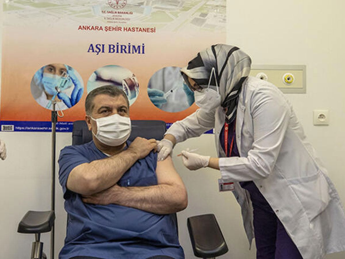 Turkish Minister of Health vaccinated during live broadcast