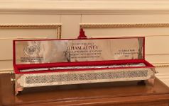 Генеральный директор ИСЕСКО вручил Президенту Ильхаму Алиеву памятный подарок по случаю Победы (ФОТО) - Gallery Thumbnail