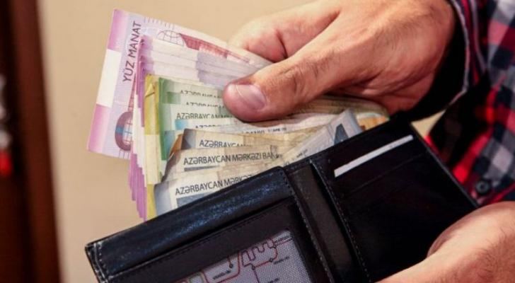 Сократилась среднемесячная номинальная зарплата наемных работников в Баку
