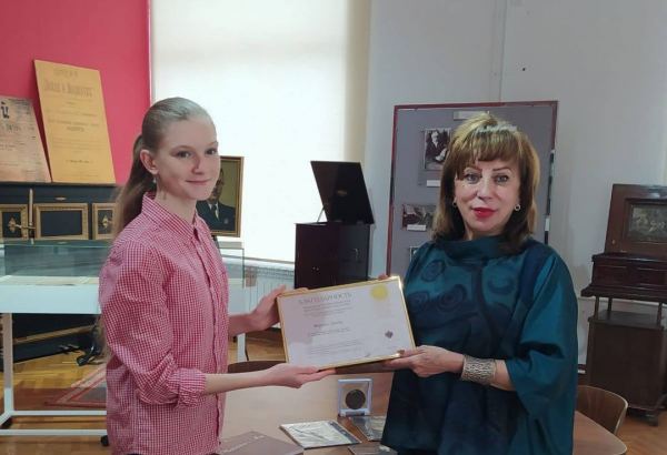 Потомок Чайковского наградил азербайджанскую актрису медалью (ФОТО)