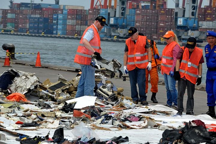 Спасатели из-за плохой погоды не могут возобновить поиск разбившегося в Индонезии Boeing