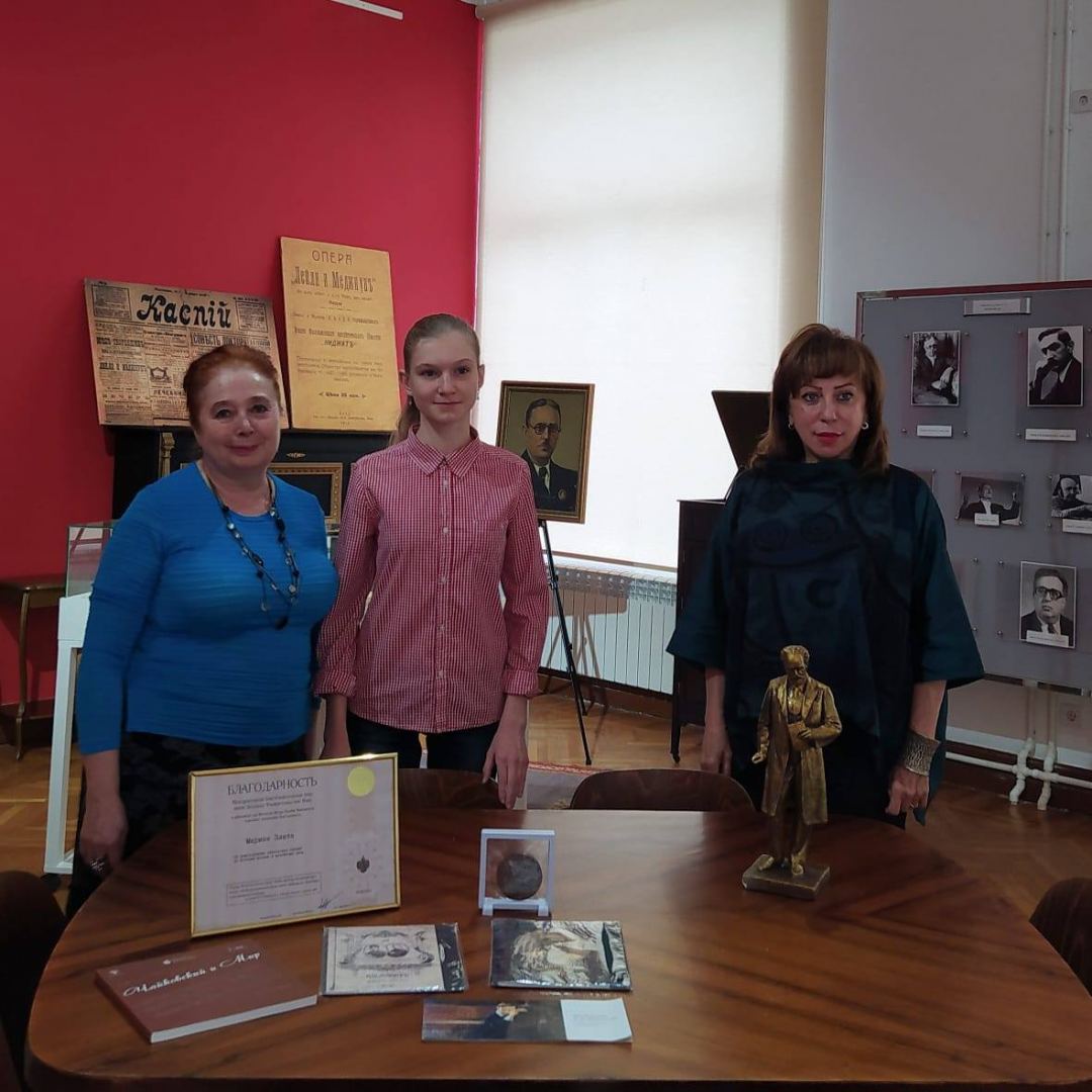 Потомок Чайковского наградил азербайджанскую актрису медалью (ФОТО) - Gallery Image