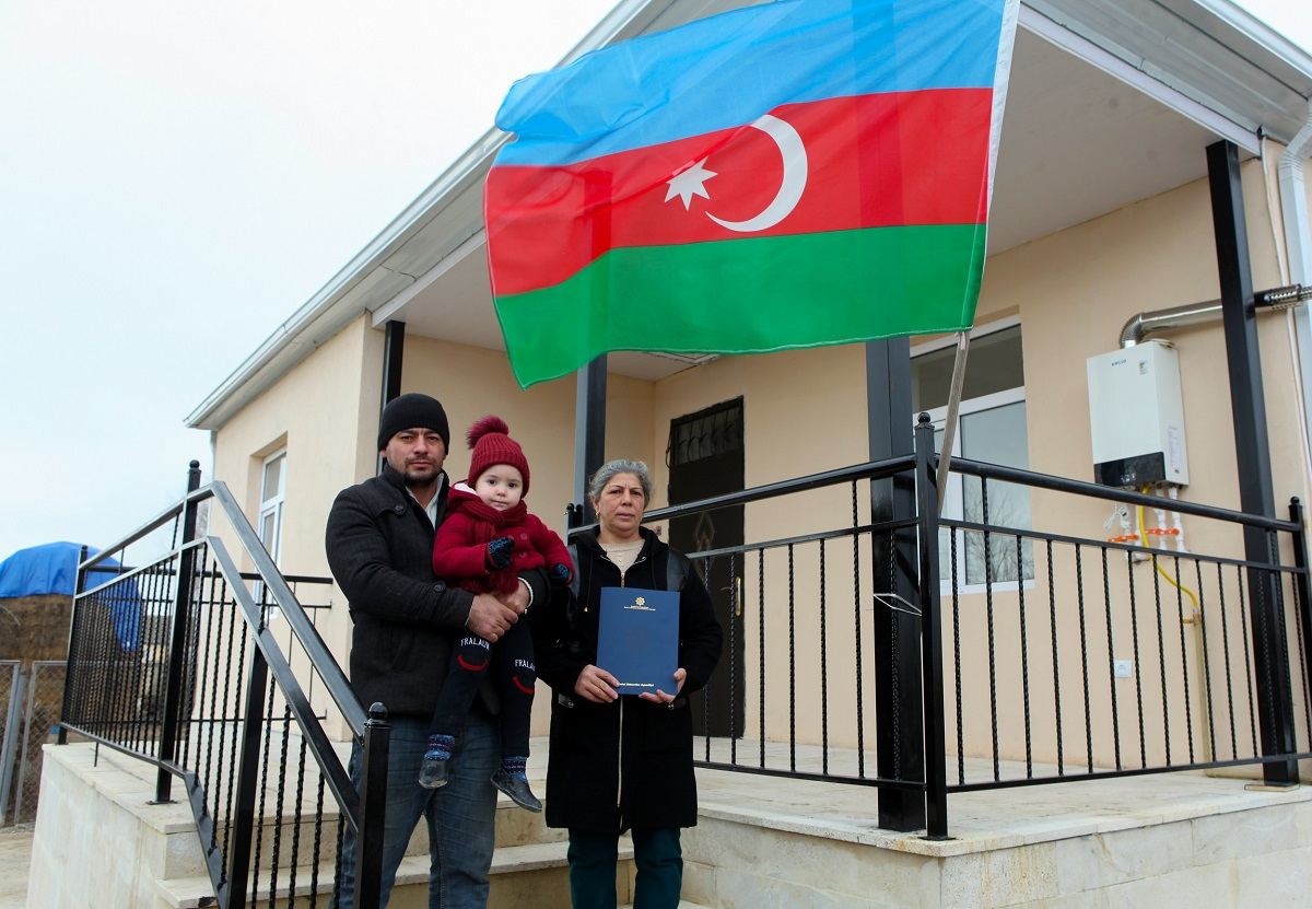 В регионах Азербайджана еще 20 семьям шехидов и лицам с инвалидностью предоставлено жилье (ФОТО)