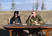 Президент Ильхам Алиев: Чай в стаканах «армуду» с пахлавой на Джыдыр дюзю. На радость друзьям и назло врагам (ФОТО/ВИДЕО)