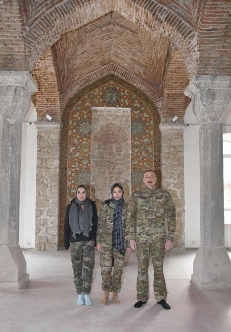 Президент Азербайджана Ильхам Алиев и Первая леди Мехрибан Алиева посетили мечеть в Шуше (ФОТО)