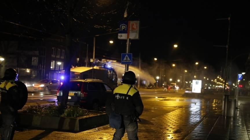 Amsterdamda polis nümayişi dağıtmaq üçün su şırnaqlarından istifadə edir
