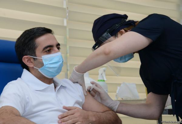 Главы Госагентства по ОМС и TƏBİB получили вторую дозу вакцины от COVID-19