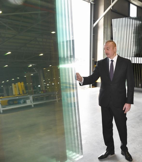 Президент Ильхам Алиев заложил фундамент двух заводов и открыл предприятие по производству листового стекла в Сумгайытском химическом промышленном парке (ФОТО/ВИДЕО)