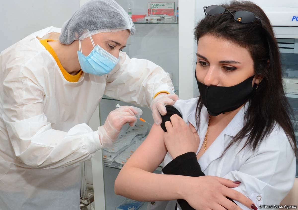 Уже вакцинированы 14 человек, их состояние в пределах нормы - главврач бакинской поликлиники