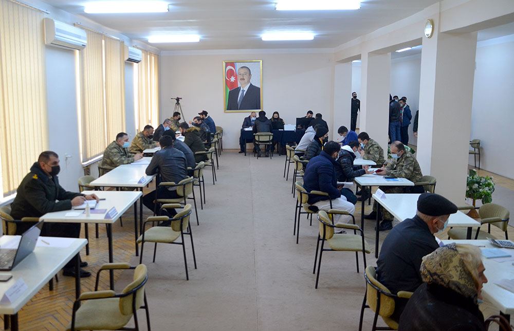Комиссия минобороны Азербайджана решила на местах вопросы по 570 обращениям лиц, уволенных по мобилизации (ФОТО)
