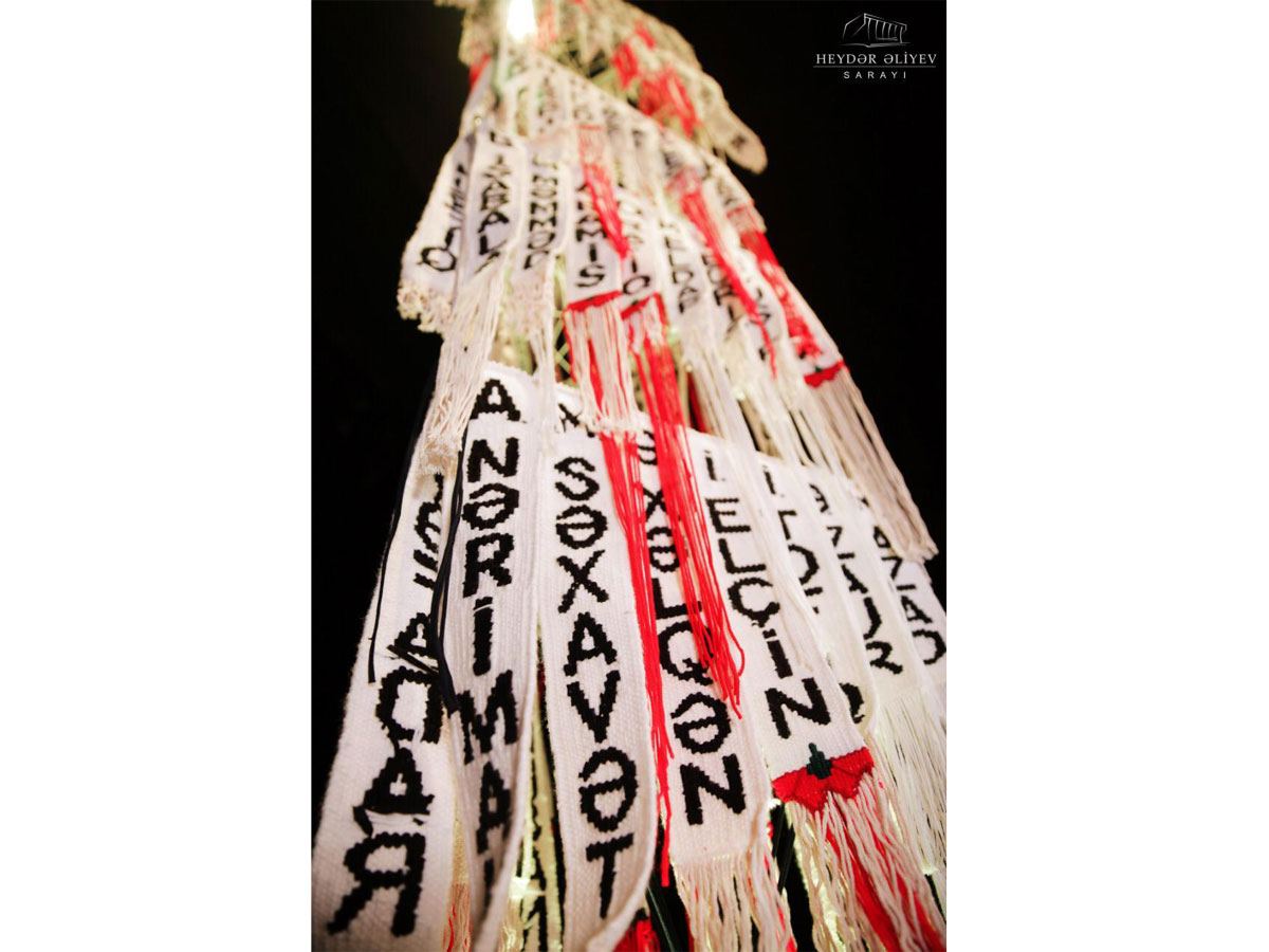 Имена, вытканные черными нитками на белой материи в 4D-формате, в память о жертвах 20 Января (ВИДЕО, ФОТО)